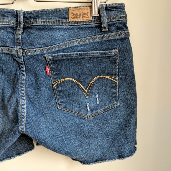 [Levi's] Dark Wash Distressed Raw Hem Midi Short - Picture 7 of 8